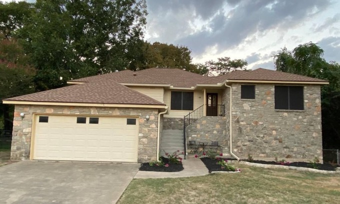 Seguin House | Guadalupe Riverfront/Sleeps 20/Kayaks/Shuffleboard/Fishing/Tubing/Poker Table