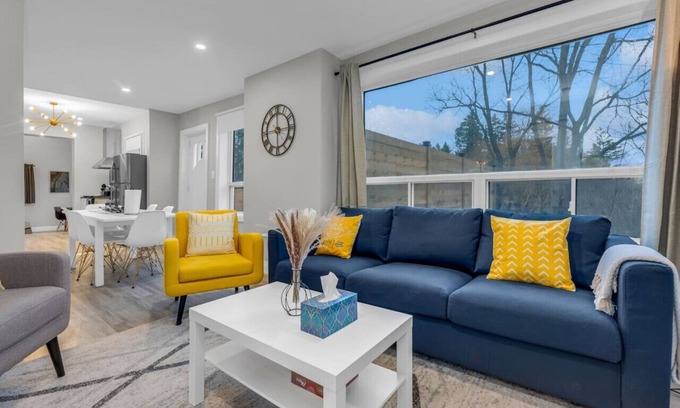Puslinch House | Guelph - Hot Tub - Cozy 3 Bed 1 Bath Loft House