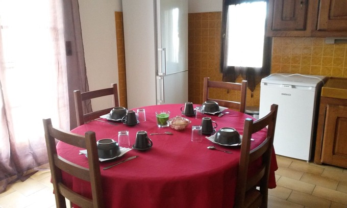 Saint-Victor-la-Coste Cottage | GUEST AREA CLAMP BIAU