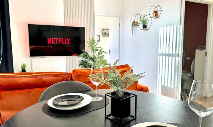 Cradley Apartment | Guest Choice! Apartment Smart Tv Parking Sofa Bed
