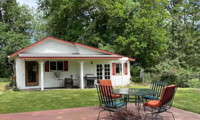 Roseburg Cottage | Guest Cottage in Umpqua Valley Wine Country
