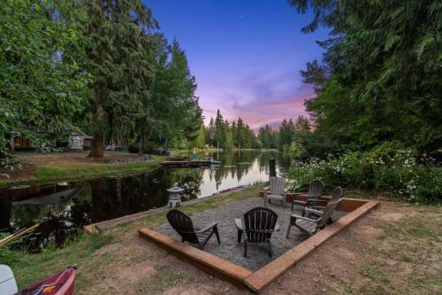 Shelton House | Guest Cottage with Lake Access Row Boat Kayaks
