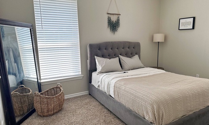 Vance Jackson Apartment | Guest Favorite - Medical area - 10 minutes from Downtown