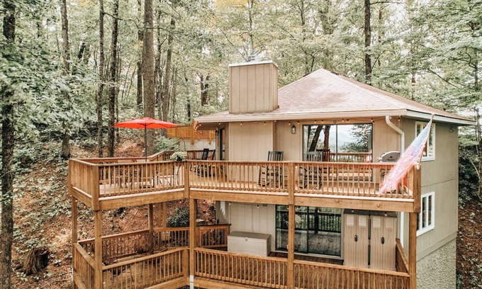 Dillard Cabin | GUEST FAVORITE! Mountain Views, Golf, Hiking, Pickleball, FAMILY & PET Friendly