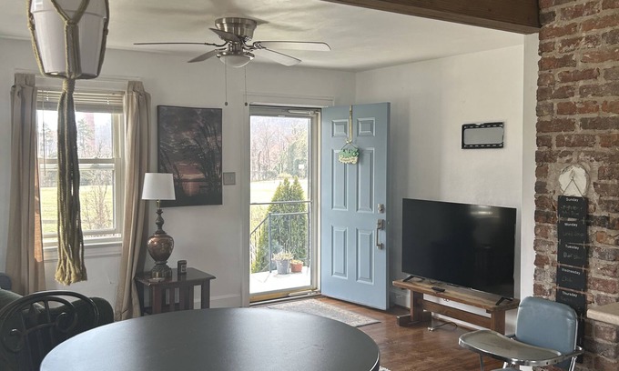 Burnt Chimney House | GUEST FAVORITE! ROANOKE RIVER&BIKE TRAILS. PET FRIENDLY WEEKLY DISCOUNTS HOT TUB