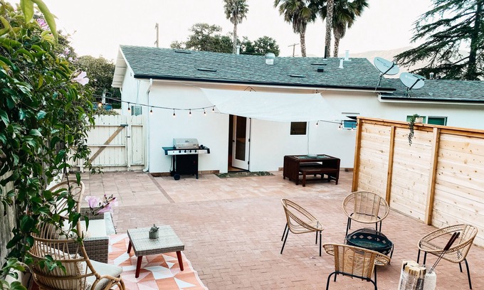 Alta Mesa House | Guest house 1 mi. to State St. & beach! Mountain views, BBQ, fire pit, patio