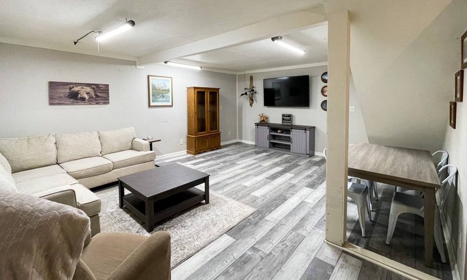 Union City House | Guest house and spacious shop located between Discovery Park and Reelfoot Lake
