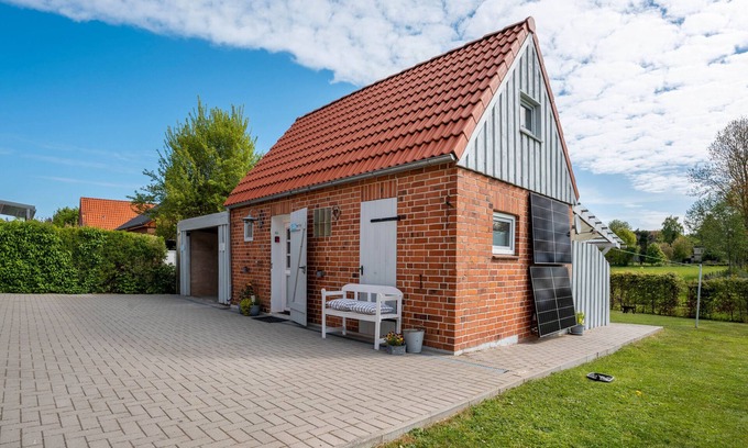 Damlos House | Guest House 'Bezauberndes Lütt Hus' with Private Terrace, Shared Garden and Wi-Fi