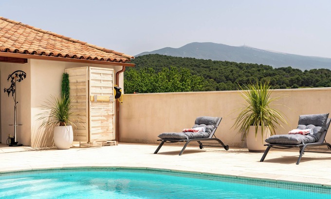 Crillon-le-Brave Apartment | Guest House 'Chambre De La Reine' with Mountain View, Wi-Fi and Air Conditioning