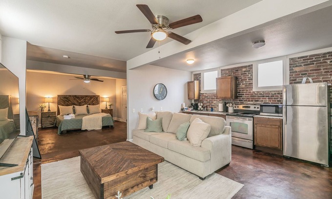 Fort Worth House | Guest House Close To Dickies Arena, TCU, Medical District and Downtown Ft Worth.