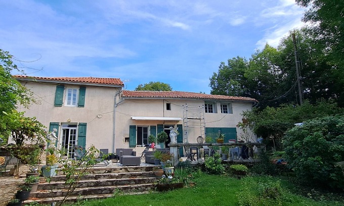 Cours House | Guest House 'La Bougainvilliére' with Private Terrace, Private Garden and Wi-Fi