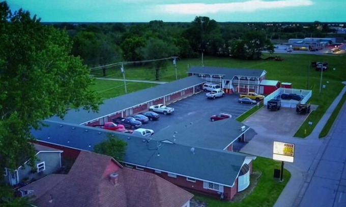 Chanute Hotel | Guest House Motel