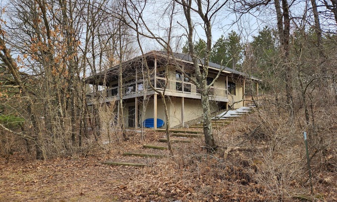 Amherst Cottage | Guest house on secluded 120 acre property minutes from Chain 0' Lakes