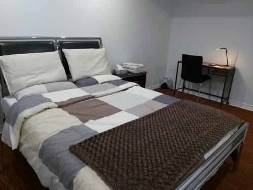 Churchill Meadows Apartment | Guest House Room No 02