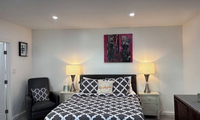 West Los Angeles House | Guest House-Studio- RemodelWestside Location! In our family 50 Years as a rental