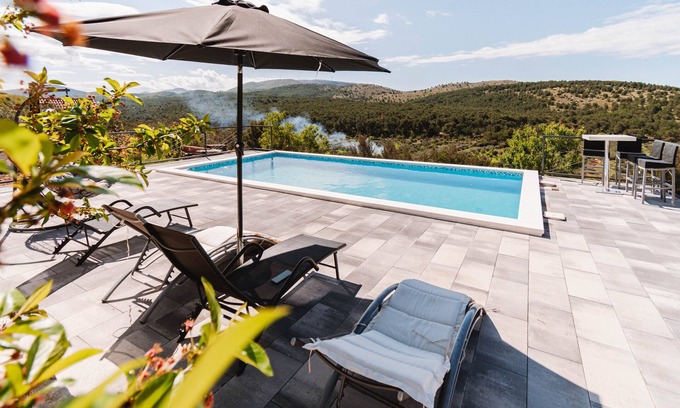 Donje Polje House | Guest house "The View" with a pool