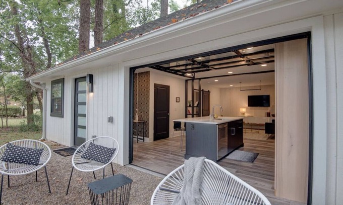 Charlotte House | Guest house · Ultra Modern open w/retractable glass garage door