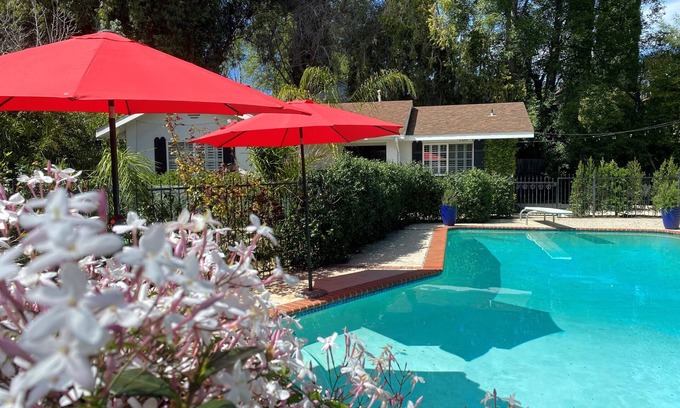 Woodland Hills House | Guest house w/private entry - 2 Bed/1 Bath - Large pool - Ample street parking