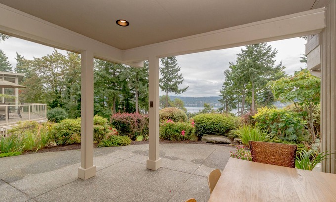 Northeast Bellevue House | Guest House with beautiful surroundings