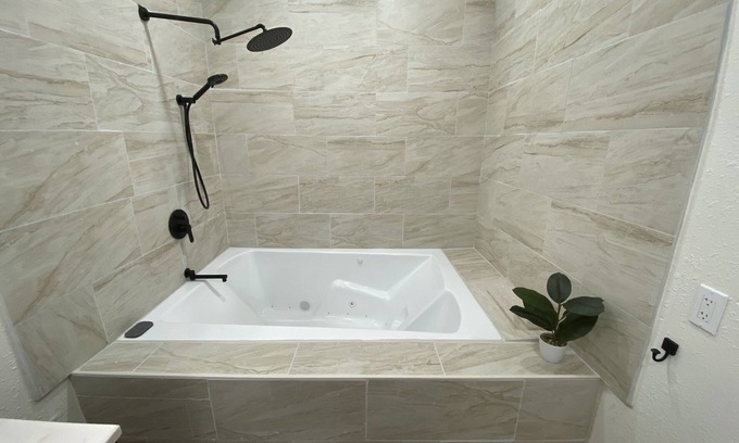 Batesville House | Guest house with big Jacuzzi