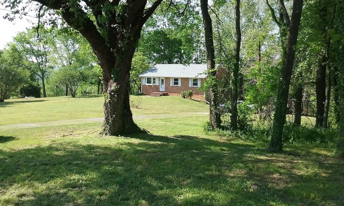 Mosby House | Guest Lodging near Richmond, VA. Close to Osborne Landing. Parking for boats.