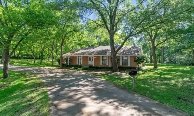 DeSoto House | Guest Quarters- Country in the City