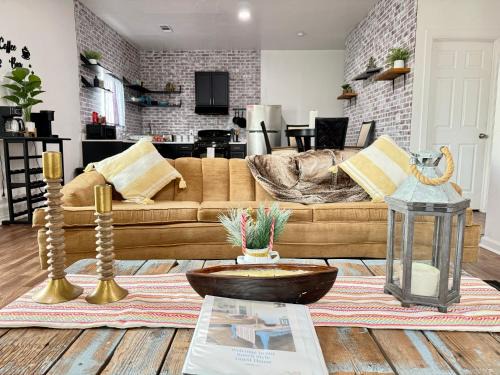Dinuba House | GUEST RANCH HOUSE w POOL access near NATL PARKS
