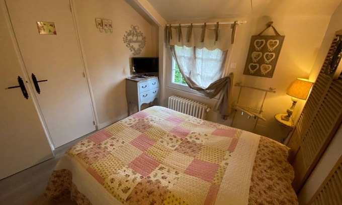 Suzay Bed & Breakfast | Guest Room 'Chic Et Charme' with Pool, Breakfast, Shared Garden and Wi-Fi