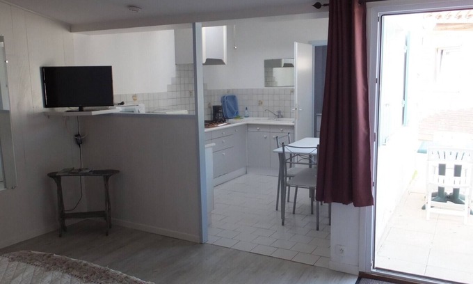 Ars-en-Re Bed & Breakfast | Guest Room 'Room 3 - The Studio' with Shared Garden
