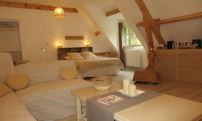 Trelissac Bed & Breakfast | Guest Room 'Suite Maraval Chez l'Habitant' with Private Terrace, Wi-Fi and Air Conditioning