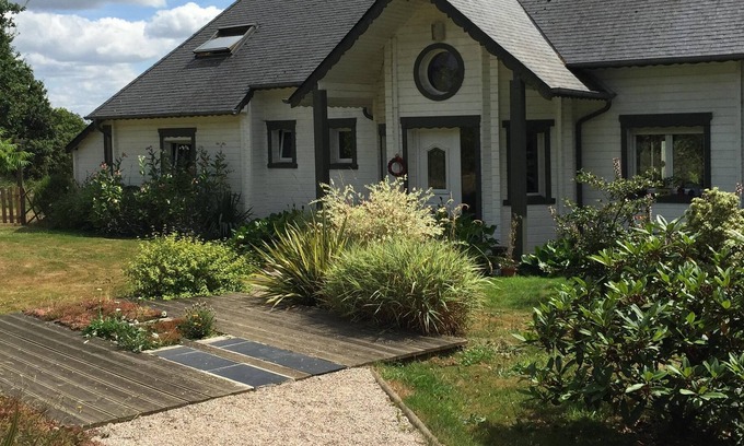 La Gacilly House | Guest room with whirlpool