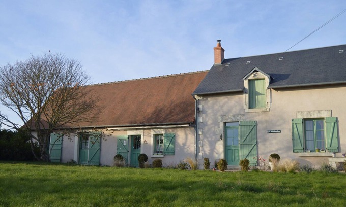 Saulnay Bed & Breakfast | Guest rooms with game room in Berry