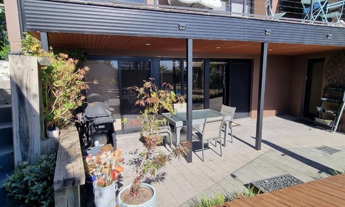 Duffy House | Guest Suite in Duffy with Pool View
