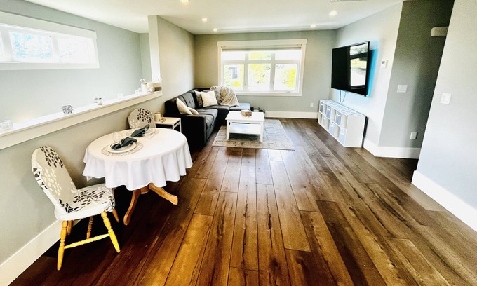 Regional District of Nanaimo House | Guest suite in Fairwinds! 2 minutes from golf course w/putting green in yard!