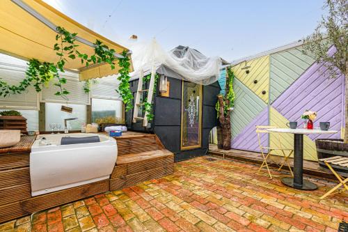 Barkingside Apartment | Guest suite with hot tub and sauna