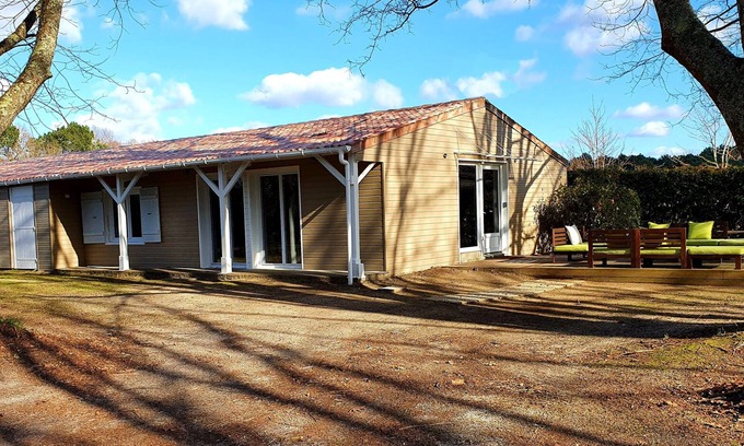 Saint-Vincent-de-Tyrosse Cottage | Guesthouse in wooded grounds