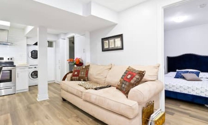 Brampton House | Guesthouse By Bramalea Mall