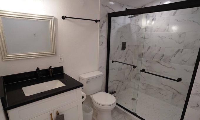 Bryker Woods House | Guesthouse · Downtown Austin Hideaway Best Location!
