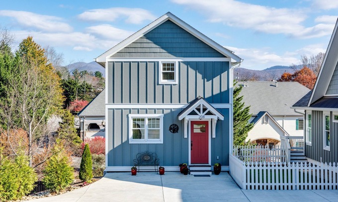 Weaverville Cottage | Guesthouse, downtown Weaverville 2 blocks from Main St.