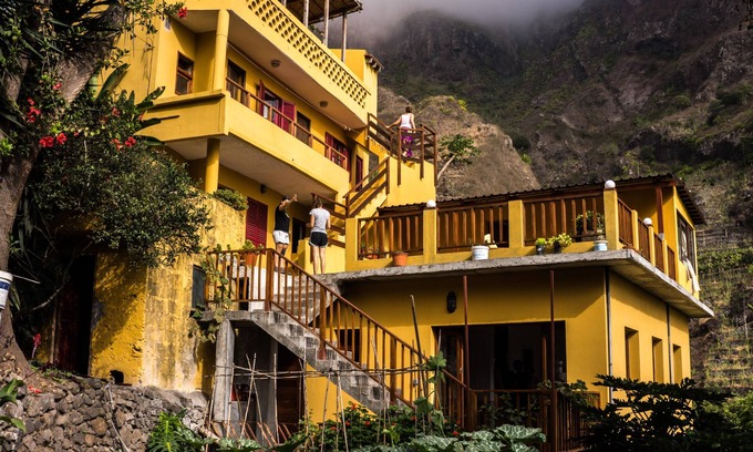 Paul House | Guesthouse in the heart of the tropical valley of Paul. Hikers paradise.