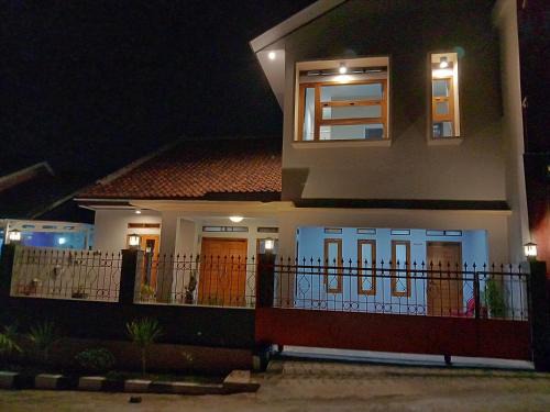 Cilimus House | Guesthouse - Lubna Homestay