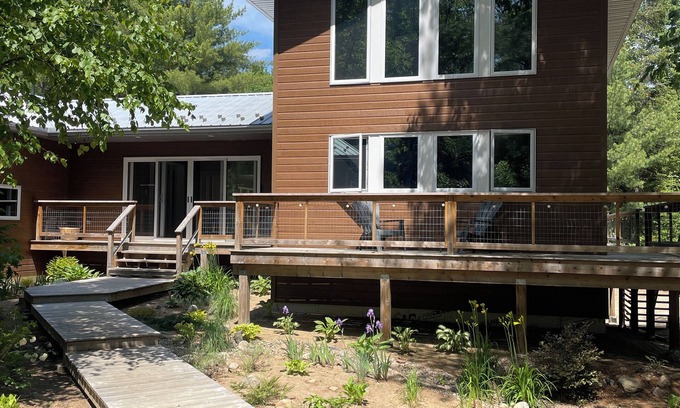 Bancroft House | Guesthouse near Bancroft on private lake & close to Algonquin