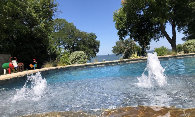 Lone Oak Apartment | Guesthouse on the Lake - Pool with Waterslide