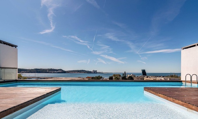 Alges Apartment | GuestReady - Alges Apt with Stunning Rooftop Pool