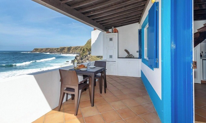 Ribeira Grande Apartment | GuestReady - Beachfront Casa da Praia