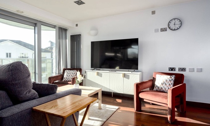 St. Mary's Park Apartment | GuestReady Essential - Riverside Home in Battersea