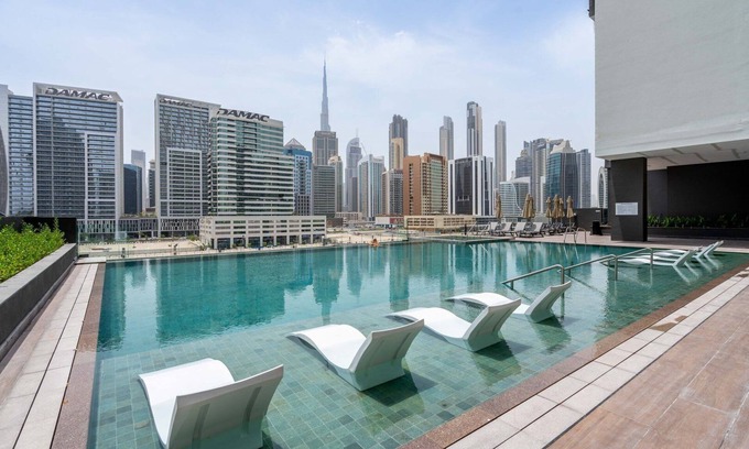 Business Bay Apartment | GuestReady - Majestic canal and Burj Khalifa view