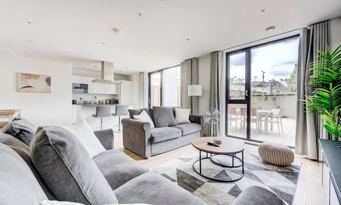 Stratford and New Town Apartment | GuestReady - Olympic Park City Living
