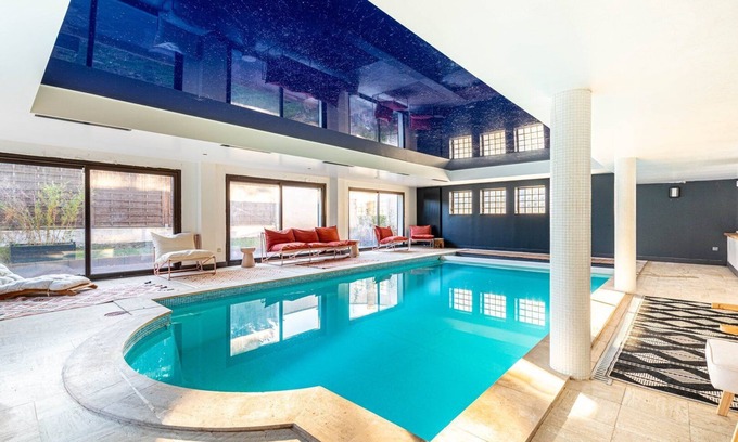 Epinay-sur-Seine Villa | GuestReady - Serene Retreat with Poolside Bliss