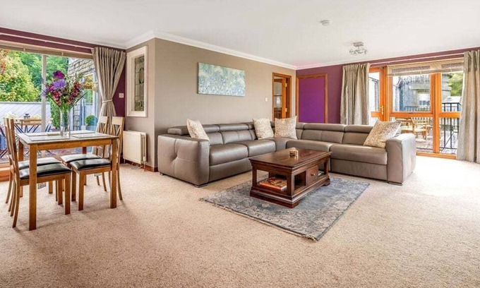 Turnhouse House | GuestReady - Stone wall residence in Edinburgh